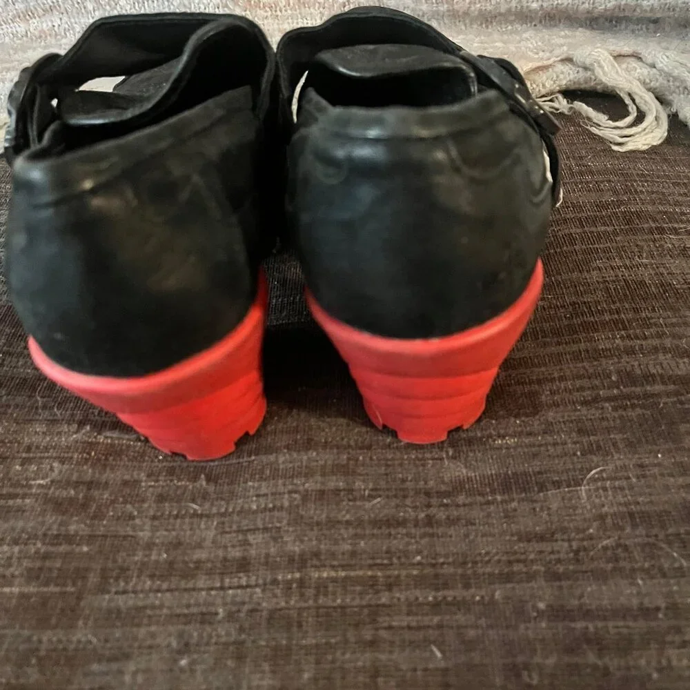 JOHN FLUEVOG Mellow Jammin’ Contrast Platform Shoe in Black with Red Sole Size 6